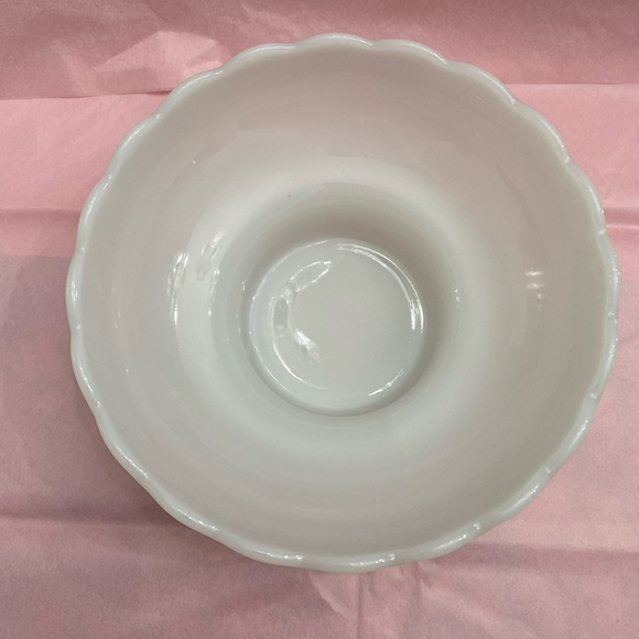 VINTAGE E.O. BRODY ROUND WHITE MILK GLASS DISH WITH SCALLOPED TRIM - Picture 4 of 10